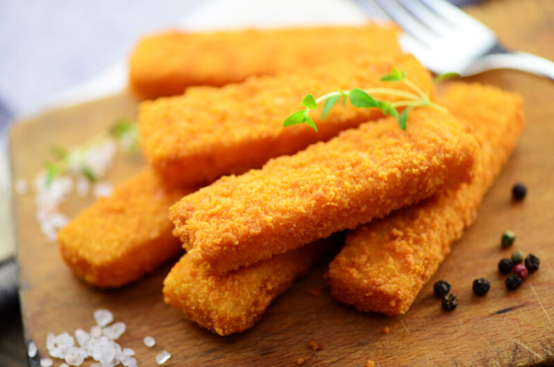 Knusprige Fischstäbchen mit leichtem Pellkartoffelsalat