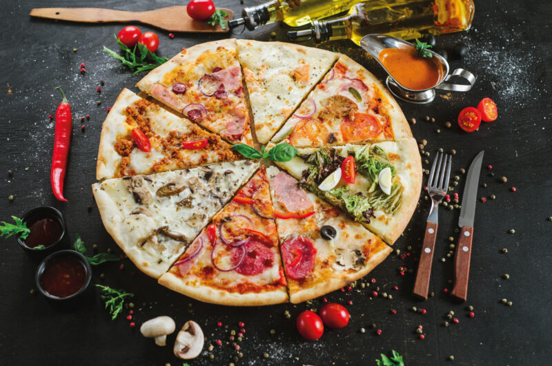 Verfeinerte Steinofenpizza mit Kochschinken und frischem Mozzarella