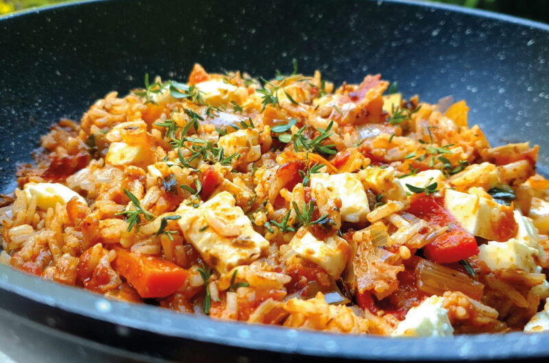 Mediterrane Hackbällchen-Reispfanne mit Tomaten und Kräutern