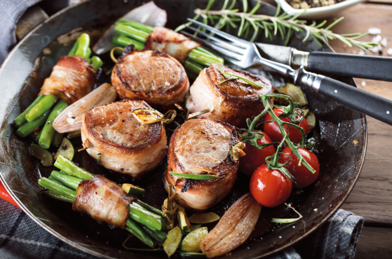 Schweinefilet im Speckmantel mit cremigem Kartoffelstampf und fruchtigem Rotkohl