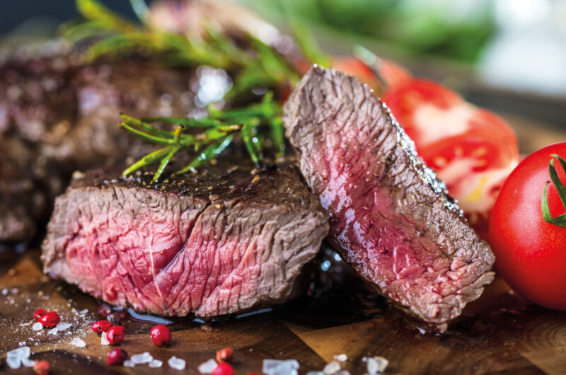Zartes Rinderfilet mit knusprigen Kroketten und Limetten-Feldsalat