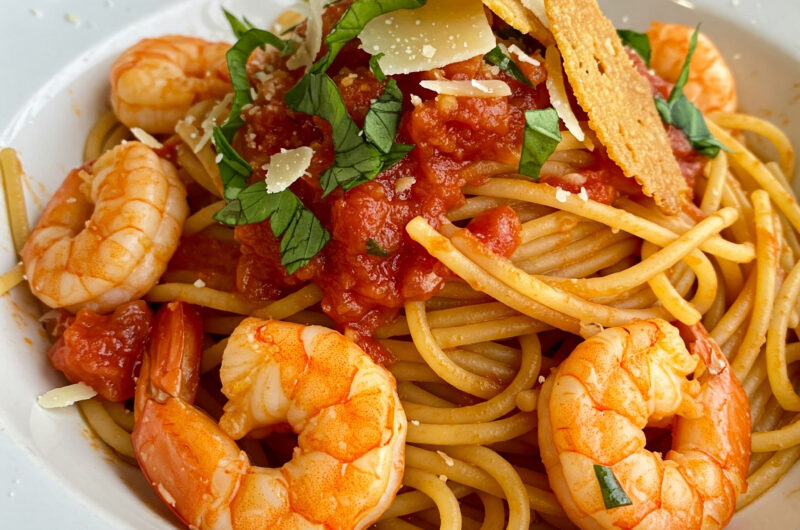 Spaghetti alla „Mutti“ mit Garnelen, frischen Kräutern und Parmesanchips