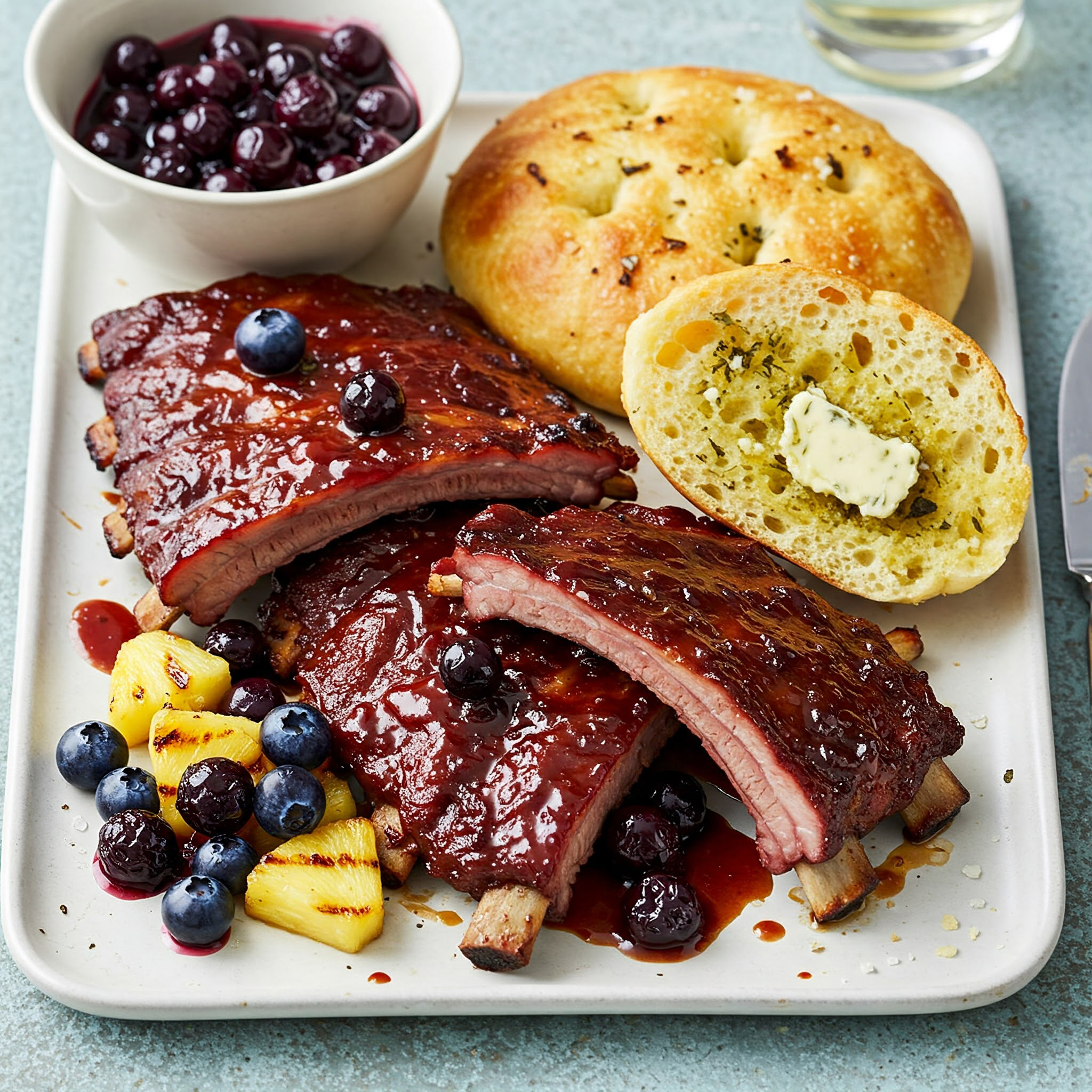 u003cbru003eSüße Spareribs mit Knoblauch-Focaccia