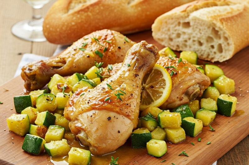 Zitronen-Hähnchen mit Zucchini & Baguette