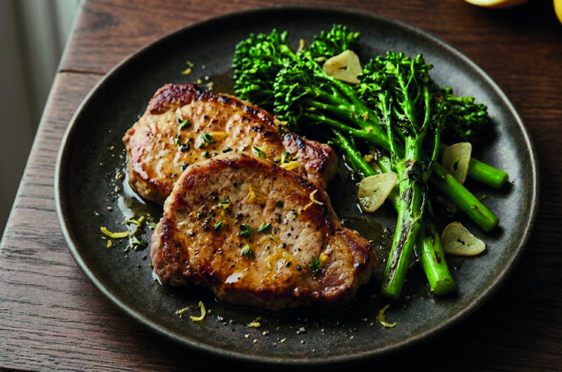 Zitronen-Schweinerücken mit Knoblauch-Bimi