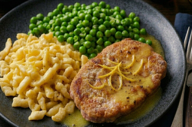 Saftige Schinkenschnitzel mit Zitronen-Butter, Erbsen-Gemüse und Eierspätzle